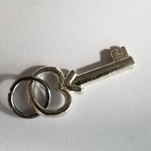 Vintage skeleton key charm tiny pendant silver tone steampunk Victorian style - Picture 4 of 6